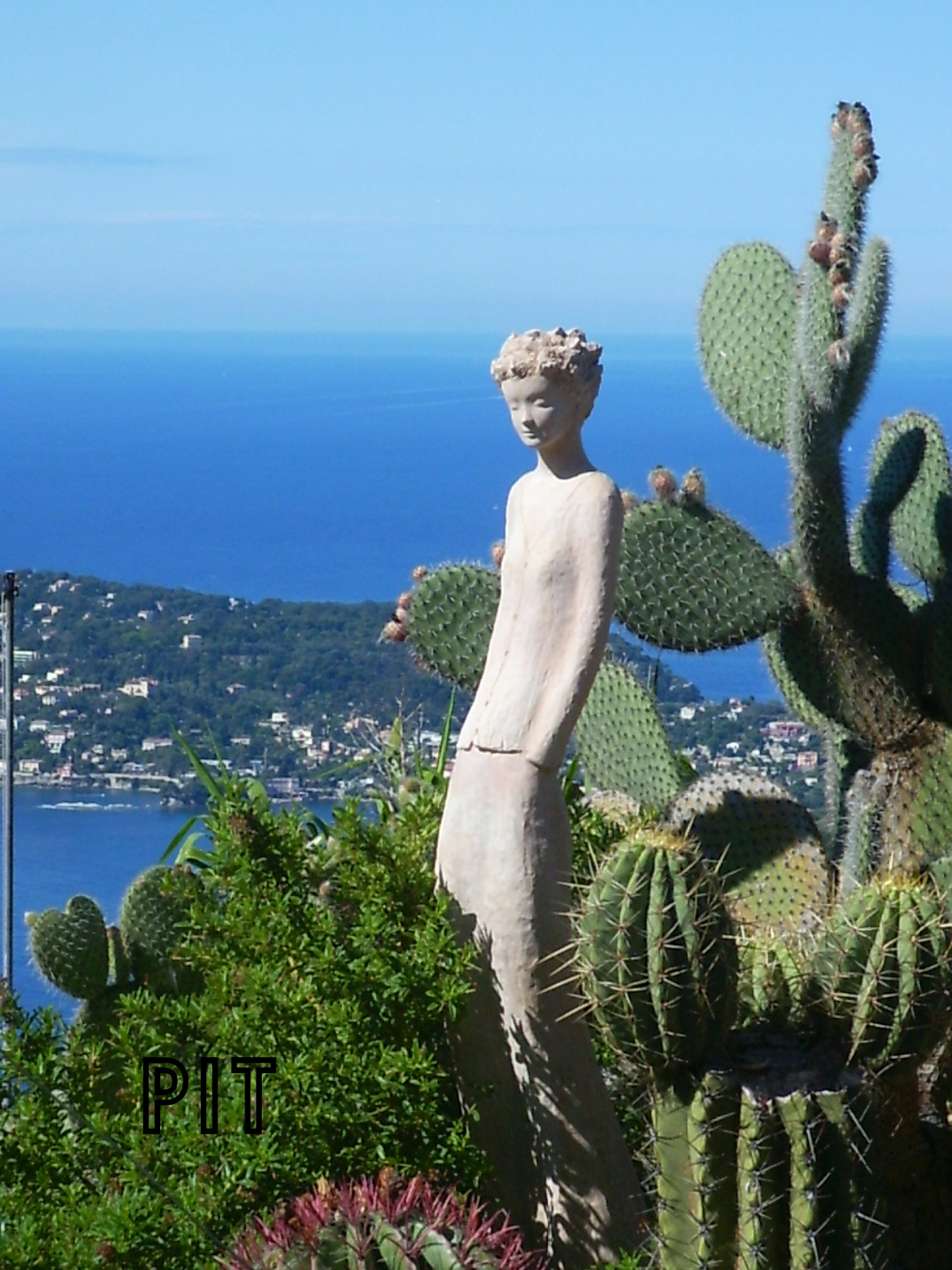 Botanischer Garten von Èze, Statue vor Kakteen